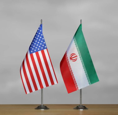 ABD ve İran 'ın masa üstü bayrakları gri arka planda