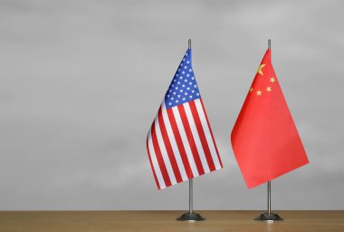 ABD ve Çin 'in masa üstü bayrakları gri arka planda