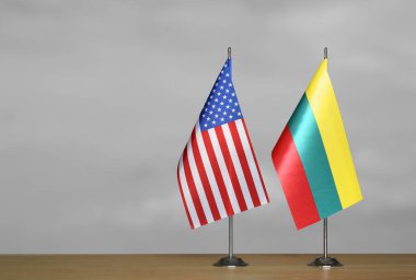 Gri arka planda ABD ve Litvanya 'nın masa üstü bayrakları