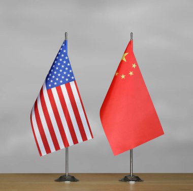 ABD ve Çin 'in masa üstü bayrakları gri arka planda