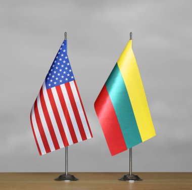 Gri arka planda ABD ve Litvanya 'nın masa üstü bayrakları