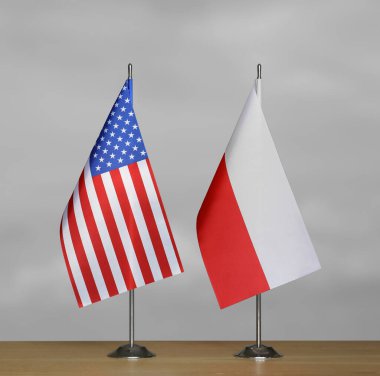 Gri arka planda ABD ve Polonya 'nın masa üstü bayrakları