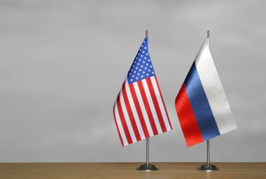 Gri arka planda ABD ve Rusya 'nın masa üstü bayrakları