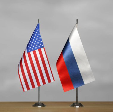 Gri arka planda ABD ve Rusya 'nın masa üstü bayrakları