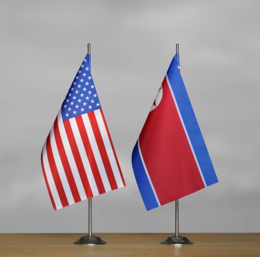 ABD ve Kuzey Kore 'nin masa üstü bayrakları gri bir arka planda