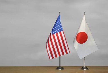 ABD ve Japonya 'nın masa üstü bayrakları gri arka planda