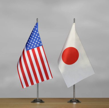 ABD ve Japonya 'nın masa üstü bayrakları gri arka planda