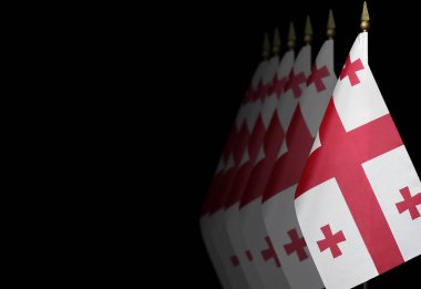 Gürcistan bayrakları perspektifte karanlık bir arkaplanda