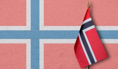 Arka planda Norveç bayrağının soluk bir görüntüsü olan küçük bir Norveç bayrağı