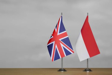 Gri arkaplanda Birleşik Krallık ve Endonezya bayrakları