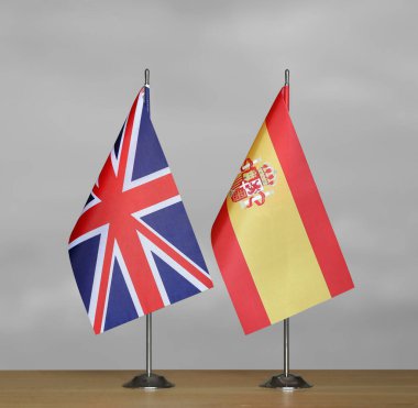 Gri arkaplanda Birleşik Krallık ve İspanya bayrakları