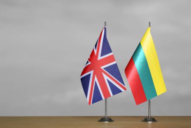 Gri arkaplanda Birleşik Krallık ve Litvanya bayrakları