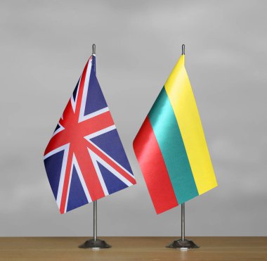 Gri arkaplanda Birleşik Krallık ve Litvanya bayrakları