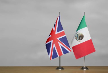 Gri arka planda Birleşik Krallık ve Meksika bayrakları