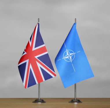 Gri arkaplanda İngiltere ve NATO bayrakları