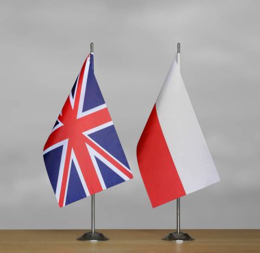 Gri arkaplanda Birleşik Krallık ve Polonya bayrakları