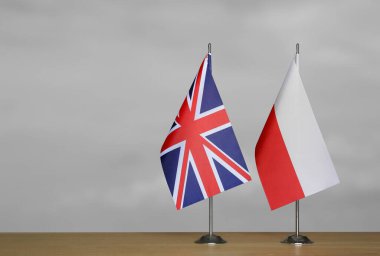 Gri arkaplanda Birleşik Krallık ve Polonya bayrakları