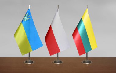 Gri arka planda Ukrayna, Polonya ve Litvanya Bayrakları