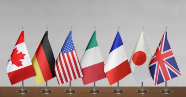 G7 ülkelerinin bayrakları bulanık arkaplanda