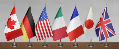 G7 ülkelerinin bayrakları bulanık arkaplanda