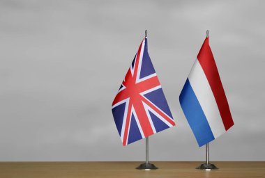 Gri arkaplanda Birleşik Krallık ve Hollanda bayrakları
