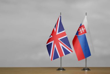Gri arkaplanda Birleşik Krallık ve Slovakya bayrakları