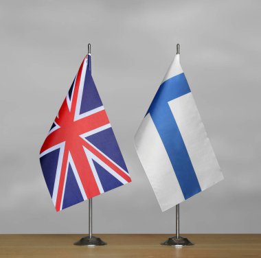 Gri arka planda Birleşik Krallık ve Finlandiya bayrakları