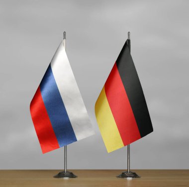 Rusya ve Almanya 'nın gri arka grubunda bayraklar belirdi