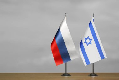 Rusya ve İsrail 'in gri arka grubunda bayrakları bulanık