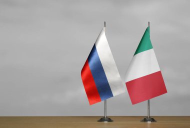 Rusya ve İtalya 'nın gri arka grubunda bayraklar belirdi