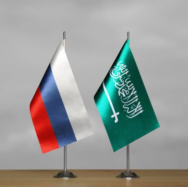 Rusya ve Suudi Arabistan 'ın gri arka grubunda bayraklar belirdi