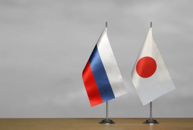Rusya ve Japonya 'nın gri arka grubundaki bayrakları bulanık