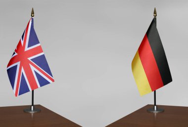Birleşik Krallık ve Almanya 'nın masa üstü bayrakları gri bir arka planda duruyor