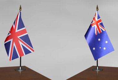 Birleşik Krallık ve Avustralya 'nın masa üstü bayrakları gri bir arka planda duruyor