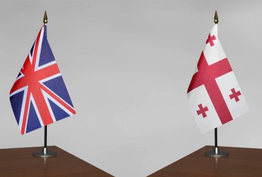 Birleşik Krallık ve Gürcistan 'ın bayrakları gri arka planda duruyor