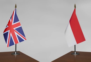 Birleşik Krallık ve Endonezya 'nın masa üstü bayrakları gri bir arka planda duruyor