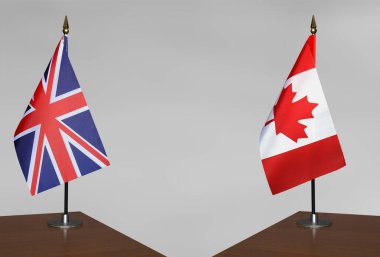 Birleşik Krallık ve Kanada 'nın bayrakları gri bir arka planda duruyor