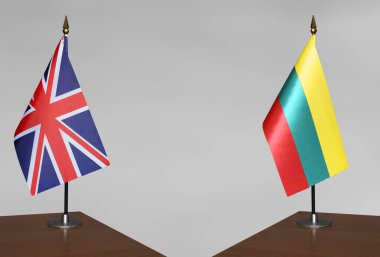 Birleşik Krallık ve Litvanya 'nın masa üstü bayrakları gri bir arka planda duruyor