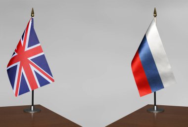 Birleşik Krallık ve Rusya 'nın masa üstü bayrakları gri bir arka planda duruyor