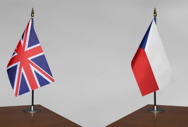 Birleşik Krallık ve Çek Cumhuriyeti 'nin bayrakları gri arka planda duruyor