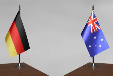 Almanya ve Avustralya 'nın bayrakları gri arka planda duruyor