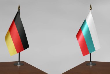 Almanya ve Bulgaristan 'ın bayrakları gri arka planda duruyor