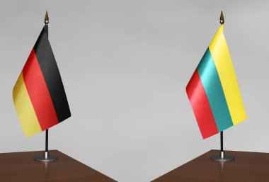 Almanya ve Litvanya 'nın bayrakları gri arka planda duruyor