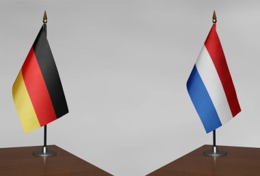 Almanya ve Hollanda 'nın bayrakları gri arka planda duruyor