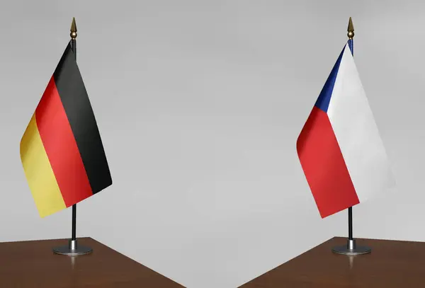 Almanya ve Çek Cumhuriyeti 'nin bayrakları gri arka planda duruyor