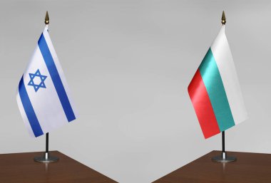 İsrail ve Bulgaristan 'ın bayrakları gri arka planda duruyor