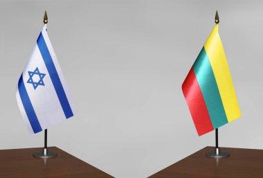 İsrail ve Litvanya 'nın bayrakları gri arka planda duruyor