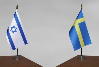 İsrail ve İsveç 'in bayrakları gri arka planda duruyor