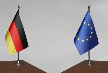 Avrupa Birliği ve Almanya 'nın bayrakları gri arka planda duruyor