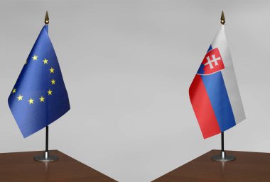 Avrupa Birliği ve Slovakya 'nın bayrakları gri arka planda duruyor